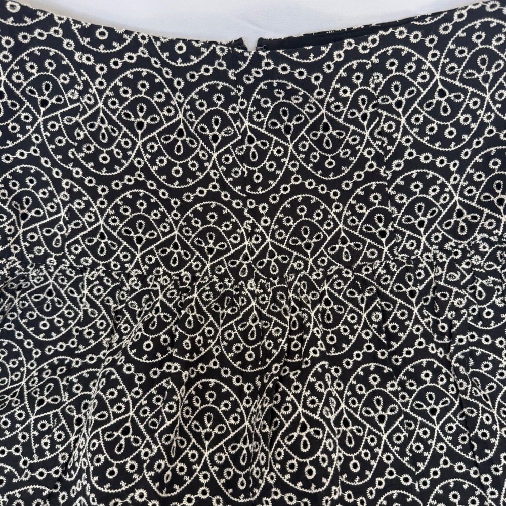 Express Black White Eyelet Embroidered Scalloped Mini Skirt Size 6 NWT Zipper - Picture 2 of 9